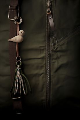 Fågel gull tonet metall nyckelring med naturläder ek