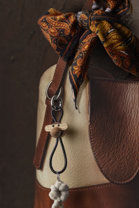 Apa silertonat metall nyckelring med svart läder teak/limba