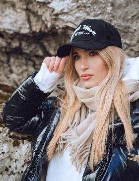 Klassisk basebollkeps med broderad logotyp