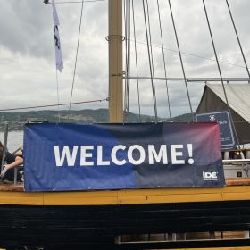 Banner med tryck av logo